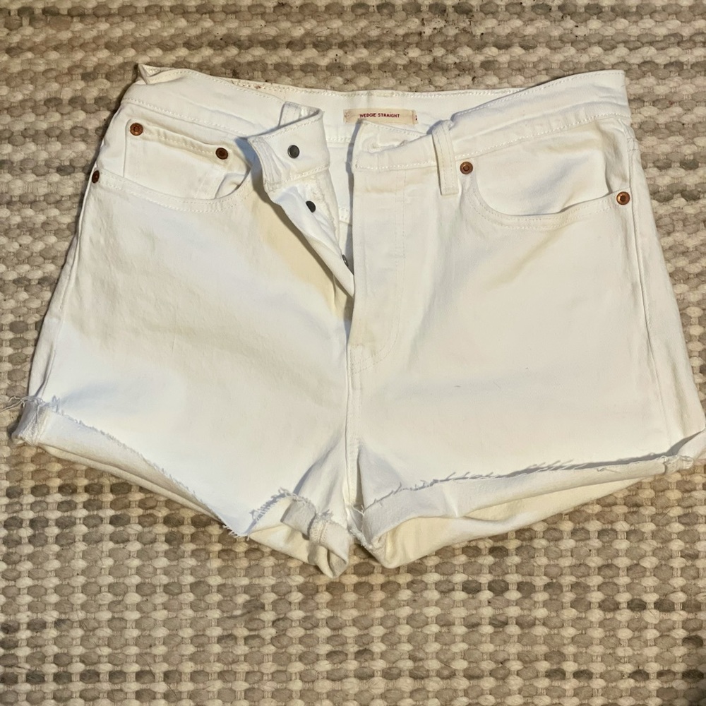 Levis’s wedgie fit shorts white, size 29